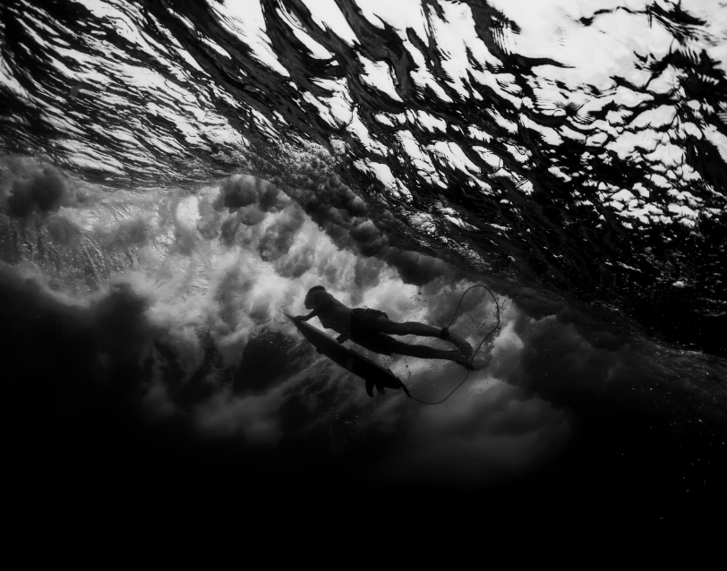 Un surfeur dans l’eau