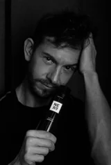 Homme tenant le shampoing Nero et passant la main dans ses cheveux