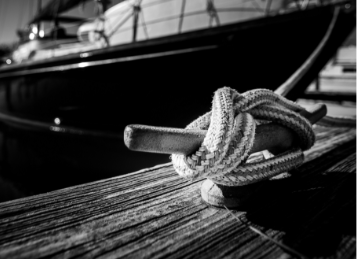 photo noeud d'un bateau amarré au quai
