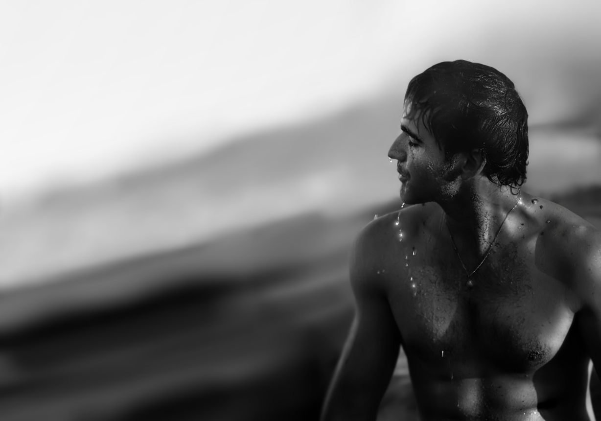 Photo d'un homme sortant de la mer