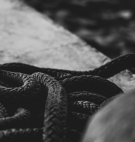 photo zoomée d'une corde marine posée sur un quai