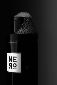 Flacon de shampoing Nero couvert de mousse