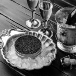 Caviar présenté dans un service de table