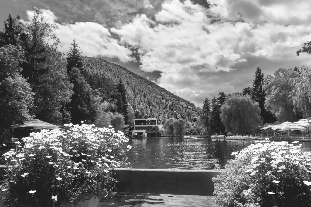 lac et montagne de Vélingrad en Bulgarie. station d'eau thermale pour crrème hydratante pour homme