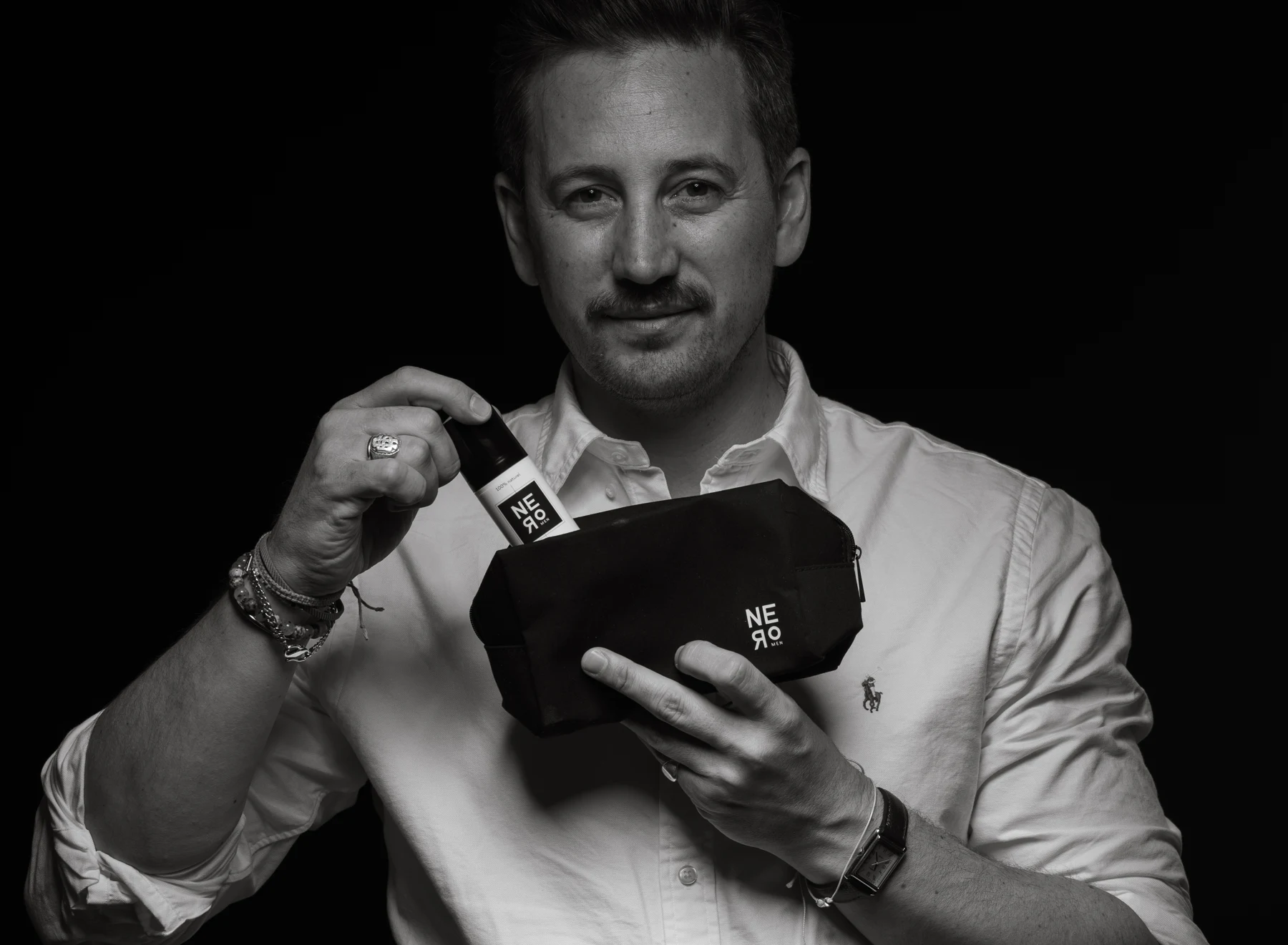 Un homme tient la trousse NERO et un soin