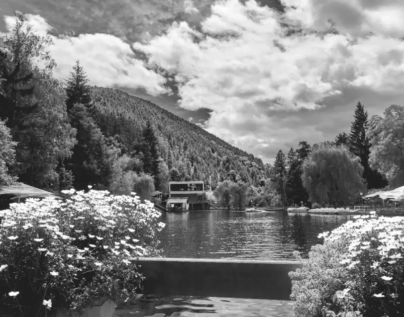 lac et montagne de Vélingrad en Bulgarie. station d'eau thermale pour crrème hydratante pour homme